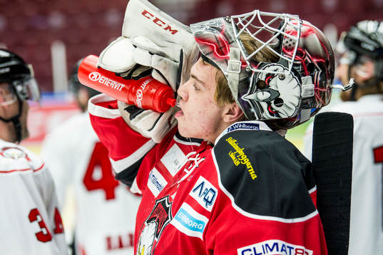 Malmö Redhawks målvakt Anton Malmborg  värmer upp innan