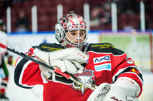 Malmö Redhawks målvakt Anton Malmborg  värmer upp innan