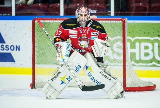 Malmö Redhawks målvakt Anton Malmborg  värmer upp innan