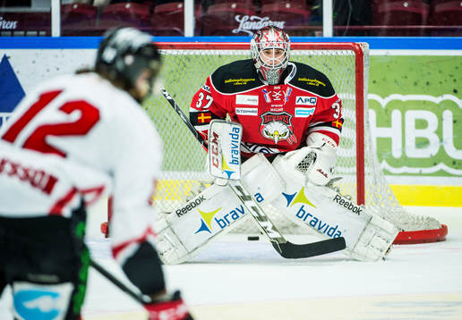 Malmö Redhawks målvakt Anton Malmborg  värmer upp innan