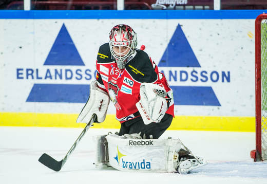 Malmö Redhawks målvakt Anton Malmborg  värmer upp innan