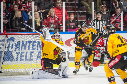 Malmö Redhawks Andreas Thuresson mot Luleås målvakt Joel