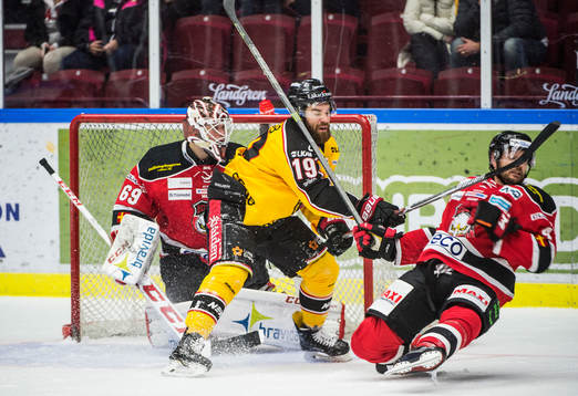 Luleås Jacob Lagacé mot Malmö Redhawks Noah Welch och