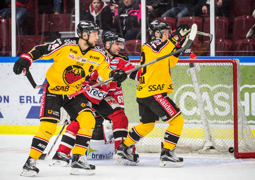 Luleås Johan Harju gör 0-1. Här med Julius Junttila mot