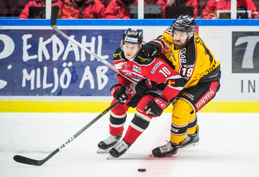 Malmö Redhawks Robin Alvarez mot Luleås Jacob Lagacé