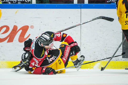 Malmö Redhawks Nichlas Hardt mot Luleås Daine Todd i