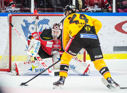 Luleås Johan Harju mot Malmö Redhawks målvakt Oscar