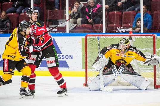 Malmö Redhawks Lars Bryggman mot Luleås Daine Todd och