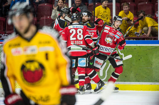 Malmö Redhawks Robin Alvarez jublar med lagkamraterna