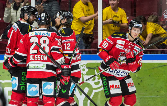 Malmö Redhawks Robin Alvarez jublar med lagkamraterna