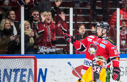 Malmö Redhawks Ilari Filppula jublar med publiken