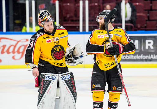 Luleås målvakt Joel Lassinatti och Jacob Lagacé deppar