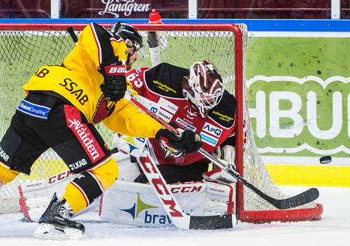 Luleås Kael Mouillierat mot Malmö Redhawks målvakt Oscar