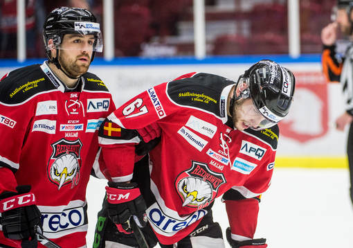 Malmö Redhawks Nichlas Hardt hjälper skadade Konstantin