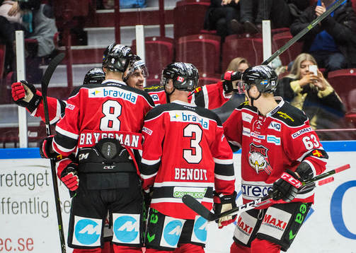 Malmö Redhawks Nils Andersson jublar med Malmö Redhawks