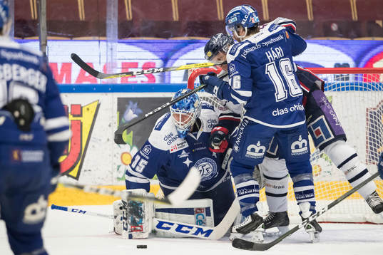 chans framför Leksands målvakt Atte Engren Leksands