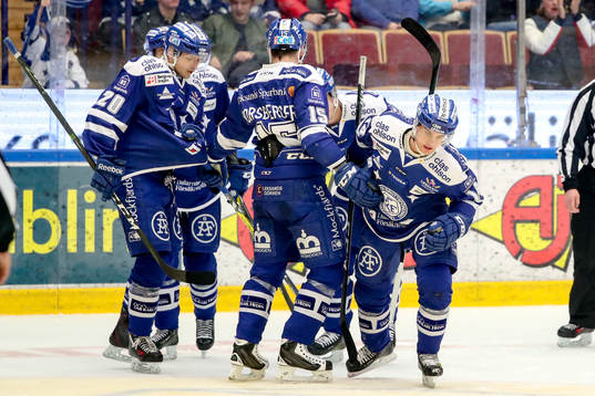 Leksands Oskar Lang jublar med lagkamrater