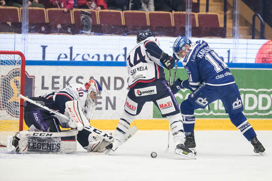 Leksands Martin Karlsson framför Linköpings målvakt