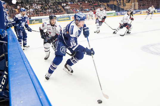 Leksands Johan Porsberger jagas av Mathis Olimb  i
