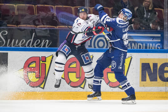 Leksands Markus Lauridsen tacklar Linköpings Henrik