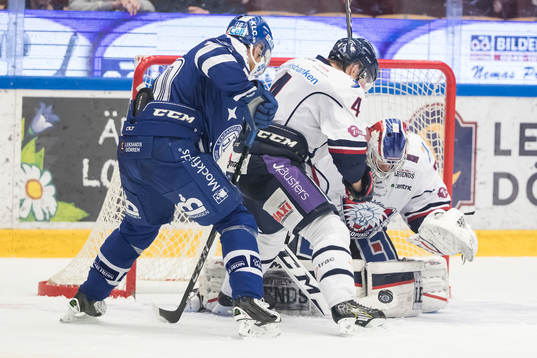 Leksands Mattias Ritola framför Linköpings målvakt Jacob
