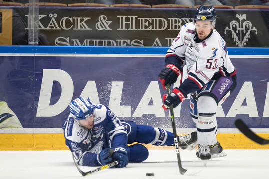 Leksands Jesper Ollas faller Linköpings Eddie Larsson  i