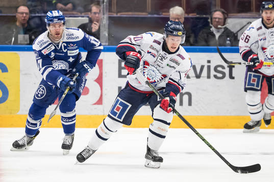 Linköpings Ken André Olimb med pucken framför Leksands
