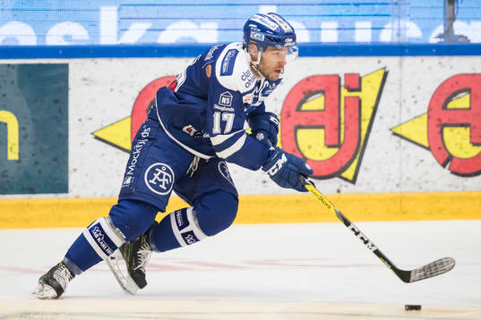 Leksands Jesper Ollas  i ishockeymatchen i SHL mellan