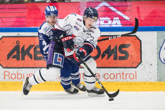 Linköpings Niclas Lundgren jagas av Leksands Oskar Lang  i