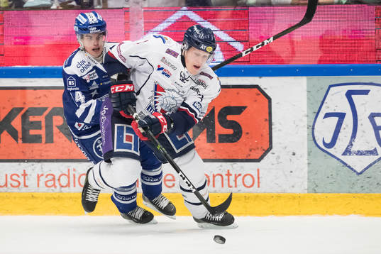 Linköpings Niclas Lundgren jagas av Leksands Oskar Lang  i