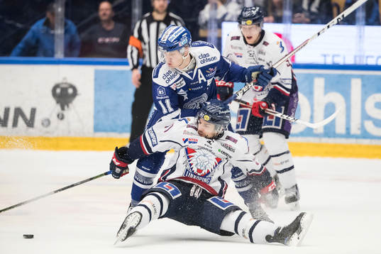 Leksands Martin Karlsson och Linköpings Garret Roe i kamp