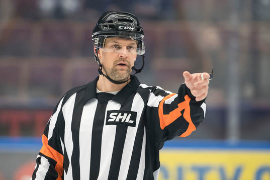 domare Mikael Nord  i ishockeymatchen i SHL mellan Leksand