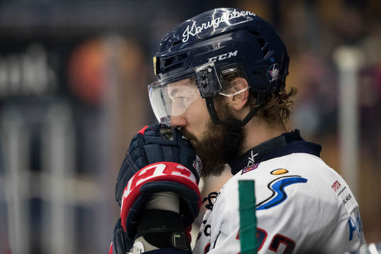 Linköpings Niklas Persson  i ishockeymatchen i SHL mellan