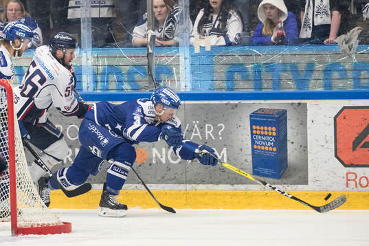 Leksands Daniel Bertov jagas av Linköpings Niclas Bergfors