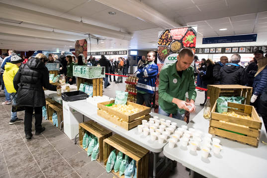 Matchens matchsponsor Coop bjuder på tilltugg i entren  i