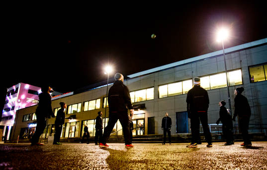 Färjestadsspelarna värmer upp med fotboll utanför Behrn