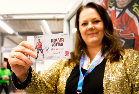 En 50/50 lotteriförsäljare iklädd glitter