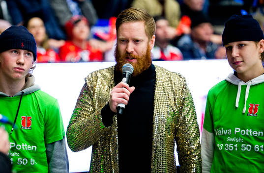 Matchspeakern Markus Eriksson och 50/50 lottförsäljare