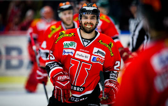 Örebros Martin Johansson skrattar