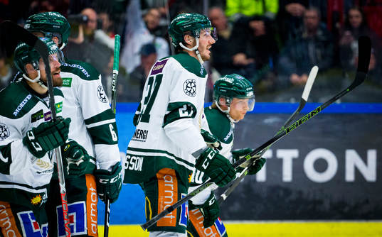 Färjestads Marcus Nilsson gör 0-1 och jublar med John