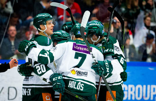 Färjestads Marcus Nilsson gör 0-1 och jublar med Joel