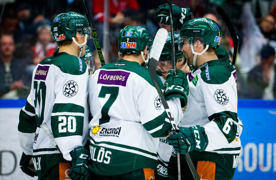 Färjestads Marcus Nilsson gör 0-1 och jublar med Joel