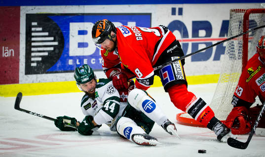 Örebros Nicklas Grossmann trycker ner Färjestads Milan