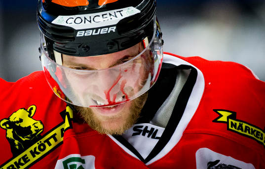 Örebros Tom Wandell med blod på visiret