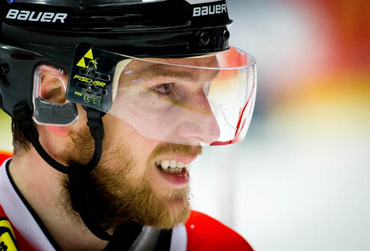 Örebros Tom Wandell med blod på visiret