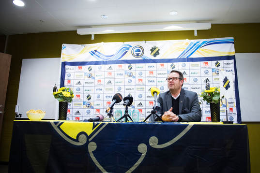 s VD Mikael Ahlerup presenterar nye spelaren Kristoffer