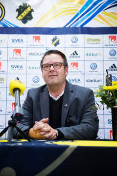 s VD Mikael Ahlerup presenterar nye spelaren Kristoffer