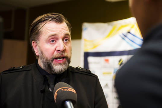 s sportchef Björn Wesström presenterar nye spelaren