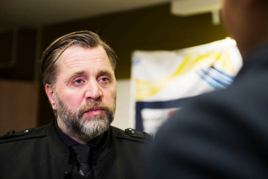 s sportchef Björn Wesström presenterar nye spelaren
