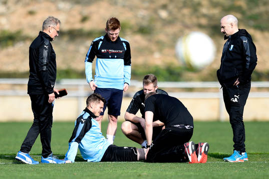 Malmö FFs Markus Rosenberg får sitt knä lindat